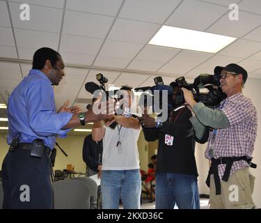 Inondations : tempête violente - Memphis, Tennessee. , 18 mai 2011 l'officier de coordination fédéral de la FEMA, W. Montague Winfield, est interviewé par les médias locaux. Le FCO se met à disposition pour toute question lorsqu'il visite des centres de récupération dans tout le Tennessee. Marilee Caliendo/FEMA. Tennessee : tempêtes, tornades, vents en ligne droite et inondations. Photographies relatives aux programmes, aux activités et aux fonctionnaires de gestion des catastrophes et des situations d'urgence Banque D'Images