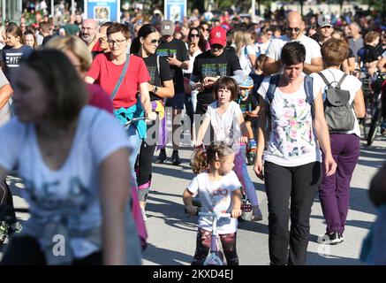 29.09.2019., Zagreb, Croatie - les gens participent à l'événement caritatif Terry Fox Run à Zagreb, Croatie, on 29 septembre 2019. La course Terry Fox est un événement caritatif annuel non concurrentiel qui a lieu dans de nombreuses régions du monde pour commémorer le militant canadien du cancer Terry Fox et son Marathon de l'espoir, et pour recueillir des fonds pour la recherche sur le cancer. Photo: Marko Prpic/PIXSELL Banque D'Images