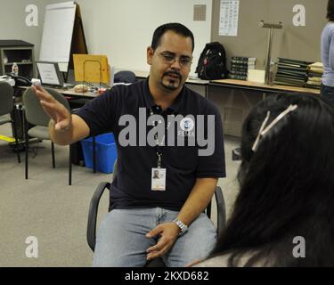 Inondations : tempête violente - Memphis, Tennessee. , Luis Vazquez, directeur de 23 mai 2011 RDC, est interviewé par un journaliste du journal LaPrensa Latina. La FEMA tente de fournir de l'information dans la langue maternelle des candidats chaque fois que cela est possible. Marilee Caliendo/FEMA. Tennessee : tempêtes, tornades, vents en ligne droite et inondations. Photographies relatives aux programmes, aux activités et aux fonctionnaires de gestion des catastrophes et des situations d'urgence Banque D'Images