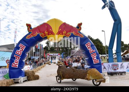 A concurrents conduit leurs véhicules faits maison sans moteur lors de la course de Soapbox de Red Bull à Porec, Croatie sur 06 octobre 2019. Photo: Dusko Marusic/PIXSELL Banque D'Images