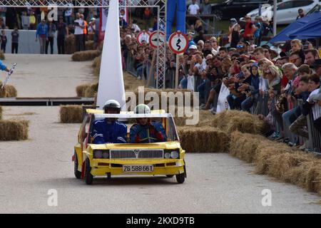 A concurrents conduit leurs véhicules faits maison sans moteur lors de la course de Soapbox de Red Bull à Porec, Croatie sur 06 octobre 2019. Photo: Dusko Marusic/PIXSELL Banque D'Images