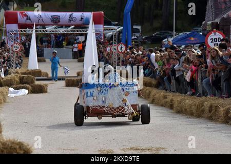 A concurrents conduit leurs véhicules faits maison sans moteur lors de la course de Soapbox de Red Bull à Porec, Croatie sur 06 octobre 2019. Photo: Dusko Marusic/PIXSELL Banque D'Images