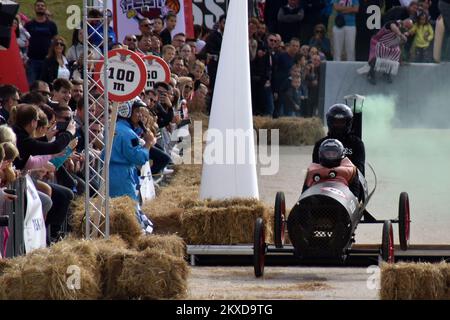 A concurrents conduit leurs véhicules faits maison sans moteur lors de la course de Soapbox de Red Bull à Porec, Croatie sur 06 octobre 2019. Photo: Dusko Marusic/PIXSELL Banque D'Images