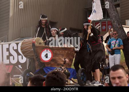 A concurrents conduit leurs véhicules faits maison sans moteur lors de la course de Soapbox de Red Bull à Porec, Croatie sur 06 octobre 2019. Photo: Dusko Marusic/PIXSELL Banque D'Images