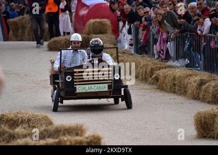 A concurrents conduit leurs véhicules faits maison sans moteur lors de la course de Soapbox de Red Bull à Porec, Croatie sur 06 octobre 2019. Photo: Dusko Marusic/PIXSELL Banque D'Images