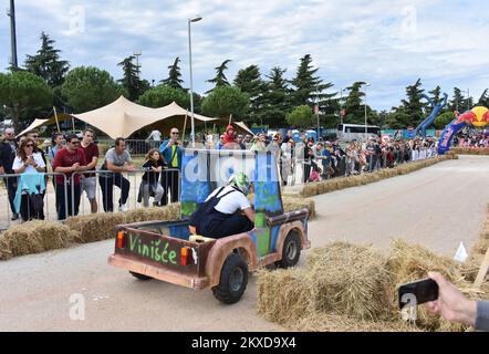 A concurrents conduit leurs véhicules faits maison sans moteur lors de la course de Soapbox de Red Bull à Porec, Croatie sur 06 octobre 2019. Photo: Dusko Marusic/PIXSELL Banque D'Images