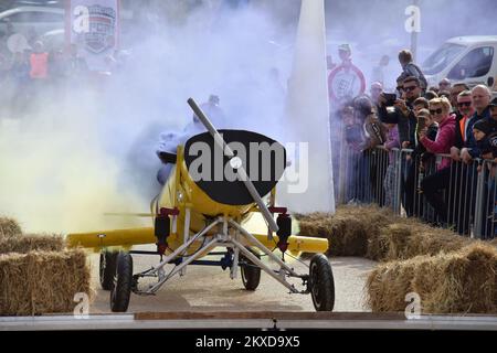 A concurrents conduit leurs véhicules faits maison sans moteur lors de la course de Soapbox de Red Bull à Porec, Croatie sur 06 octobre 2019. Photo: Dusko Marusic/PIXSELL Banque D'Images