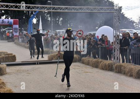 A concurrents conduit leurs véhicules faits maison sans moteur lors de la course de Soapbox de Red Bull à Porec, Croatie sur 06 octobre 2019. Photo: Dusko Marusic/PIXSELL Banque D'Images