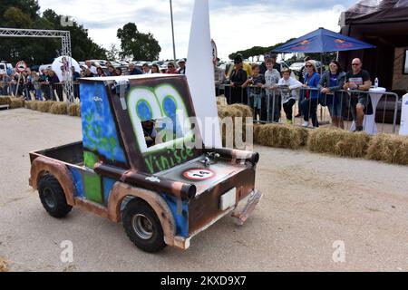 A concurrents conduit leurs véhicules faits maison sans moteur lors de la course de Soapbox de Red Bull à Porec, Croatie sur 06 octobre 2019. Photo: Dusko Marusic/PIXSELL Banque D'Images