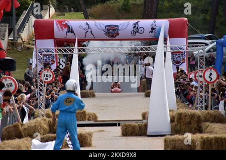 A concurrents conduit leurs véhicules faits maison sans moteur lors de la course de Soapbox de Red Bull à Porec, Croatie sur 06 octobre 2019. Photo: Dusko Marusic/PIXSELL Banque D'Images