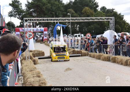 A concurrents conduit leurs véhicules faits maison sans moteur lors de la course de Soapbox de Red Bull à Porec, Croatie sur 06 octobre 2019. Photo: Dusko Marusic/PIXSELL Banque D'Images