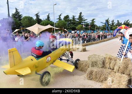 A concurrents conduit leurs véhicules faits maison sans moteur lors de la course de Soapbox de Red Bull à Porec, Croatie sur 06 octobre 2019. Photo: Dusko Marusic/PIXSELL Banque D'Images