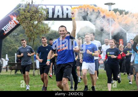 12.10.2019., Zagreb, Croatie - des concurrents participent au défi Tough Mudder à Bundek. Le sport méga-pulaire du monde Tough Mudder est enfin arrivé en Croatie. Les défis difficiles de Mudder sont pleins d'obstacles pour les individus et les équipes qui vous garantissent d'atteindre l'objectif avec plus d'amis que vous avez fait au démarrage.car il s'agit d'un défi sans podium, gagnant ou horloge contre lequel vous êtes en compétition, Il n'est pas important de savoir à quelle vitesse vous pouvez atteindre l'objectif, mais met l'accent sur le travail d'équipe, la communion et les expériences inoubliables de l'équipe.photo: Marin Tironi/PIXSELL Banque D'Images