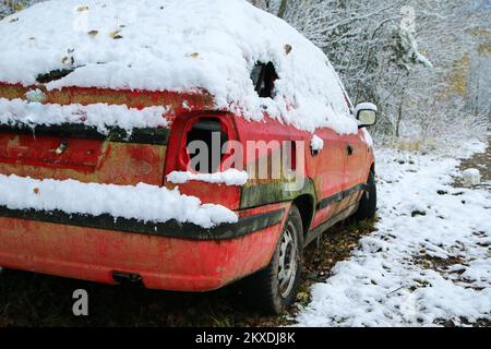 Voiture abandonnée au bord de la route. Peut-être après un accident de la route ou une panne. Symbolise aussi les conditions dangereuses en hiver avec de la glace, de la neige et Banque D'Images