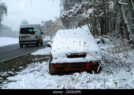 Voiture abandonnée au bord de la route. Peut-être après un accident de la route ou une panne. Symbolise aussi les conditions dangereuses en hiver avec de la glace, de la neige et Banque D'Images