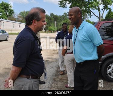 Inondations : tempête violente - Memphis, Tennessee. , 31 mai 2011 Gary Weidner, agent d'information publique de la FEMA, s'entretient avec Dwight Walker, spécialiste des relations communautaires de la FEMA. La FEMA collabore avec les représentants de la TEMA pour atteindre tous les résidents touchés par les inondations. Marilee Caliendo/FEMA. Tennessee : tempêtes, tornades, vents en ligne droite et inondations. Photographies relatives aux programmes, aux activités et aux fonctionnaires de gestion des catastrophes et des situations d'urgence Banque D'Images