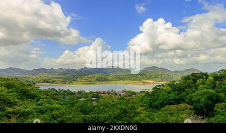 Vue sur le canal de Panama, sur la rivière Chagres Banque D'Images