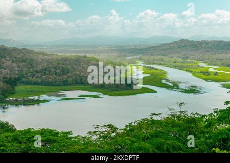 Vue sur le canal de Panama, sur la rivière Chagres Banque D'Images