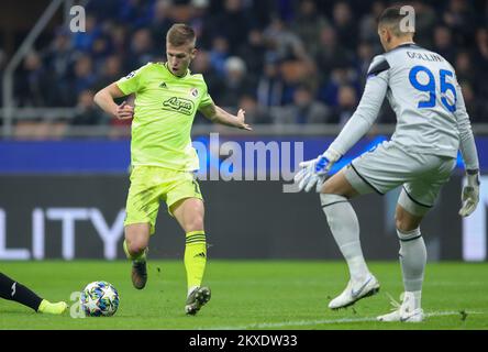 MILAN, ITALIE - NOVEMBRE 26 : Daniel Olmo de Dinamo Zagreb et le gardien de but Atalanta Pierluigi Gollini dans un duel pendant le match C de la Ligue des champions de l'UEFA entre Atalanta et Dinamo Zagreb au Stadio Giuseppe Meazza sur 26 novembre 2019 à Milan, Italie. Photo: Slavko Midzor/PIXSELL Banque D'Images