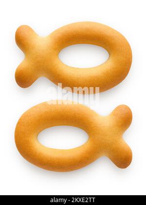 Deux biscuits en forme de poisson, mis comme le signe du zodiaque de poissons, isolés sur fond blanc Banque D'Images