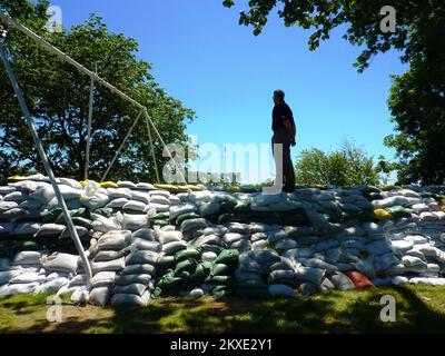 Inondations - North Sioux City, S. D. , 15 juin 2011 Don Fuxa, maire de North Sioux City, SD, se tient sur le lévee devant sa maison, sur le lac McCook, au large de la rivière Missouri. La FEMA et d'autres organismes fédéraux appuient l'équipe de gestion des incidents de l'État dans leurs efforts pour se préparer aux inondations le long de la rivière. Inondations dans le Dakota du Sud. Photographies relatives aux programmes, aux activités et aux fonctionnaires de gestion des catastrophes et des situations d'urgence Banque D'Images