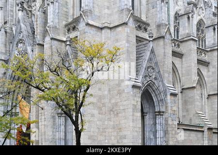 NEW YORK - 24 octobre 2022 : détail de St. Cathédrale Patrick, une cathédrale catholique de Midtown Manhattan Banque D'Images