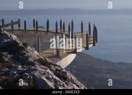 30.12.2019., Makarska, Croatie - les travaux progressent comme prévu sur une nouvelle attraction touristique dans le parc naturel de Biokovo au-dessus de la Riviera de Makarska sur la côte dalmate. La construction du point de vue du Skywalk, à 1228 mètres en haut de la montagne Biokovo au col de Ravna Vlaska. La plate-forme vitrée, qui dépasse à 12 mètres de la falaise de la montagne. Photo: Ivo Cagalj/PIXSELL Banque D'Images