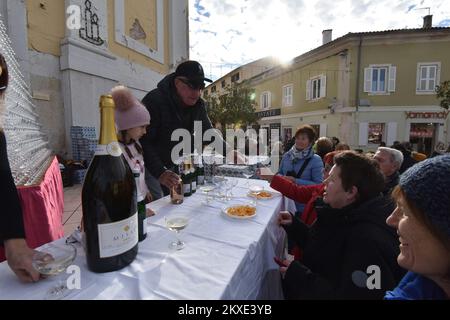31.12.2019., Porec - vers 2020, une pyramide de 2020 verres à champagne a été érigée sur la place principale de Porec, qui a été offerte aux invités pour un toast à Porec, photo: Dusko Marusic /PIXSELL Banque D'Images