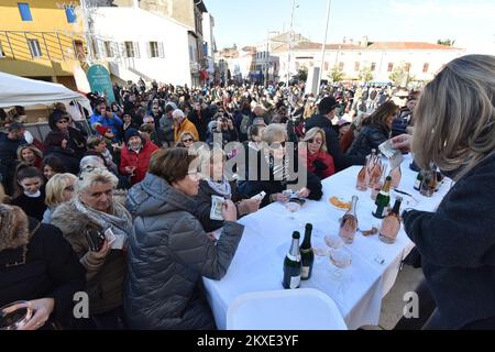 31.12.2019., Porec - vers 2020, une pyramide de 2020 verres à champagne a été érigée sur la place principale de Porec, qui a été offerte aux invités pour un toast à Porec, photo: Dusko Marusic /PIXSELL Banque D'Images