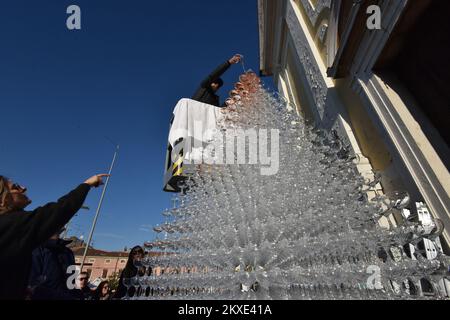 31.12.2019., Porec - vers 2020, une pyramide de 2020 verres à champagne a été érigée sur la place principale de Porec, qui a été offerte aux invités pour un toast à Porec, photo: Dusko Marusic /PIXSELL Banque D'Images