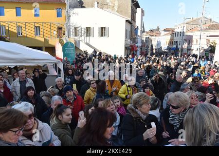 31.12.2019., Porec - vers 2020, une pyramide de 2020 verres à champagne a été érigée sur la place principale de Porec, qui a été offerte aux invités pour un toast à Porec, photo: Dusko Marusic /PIXSELL Banque D'Images