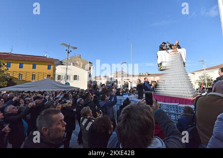 31.12.2019., Porec - vers 2020, une pyramide de 2020 verres à champagne a été érigée sur la place principale de Porec, qui a été offerte aux invités pour un toast à Porec, photo: Dusko Marusic /PIXSELL Banque D'Images