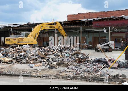 Tornado - Cullman, Ala , 21 juin 2011 la démolition et le nettoyage des débris est vu ici dans le centre-ville historique de Cullman quand la ville commence à se reconstruire. Beaucoup de vieux bâtiments en briques se sont effondrés pendant la tornade 27 avril. Photo de la FEMA/Tim Burkitt. Alabama : fortes tempêtes, tornades, vents en ligne droite et inondations. Photographies relatives aux programmes, aux activités et aux fonctionnaires de gestion des catastrophes et des situations d'urgence Banque D'Images