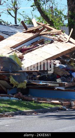 Tempête violente Tornado - Joplin, Missouri. , 23 juin 2011 Un mur d'une maison détruite par une tornade de EF5 repose sur un tas de débris, en attente de l'enlèvement accéléré des débris. La FEMA est dans la ville pour aider les survivants de catastrophes. Suzanne Everson/FEMA... Missouri : tempêtes, tornades et inondations graves. Photographies relatives aux programmes, aux activités et aux fonctionnaires de gestion des catastrophes et des situations d'urgence Banque D'Images