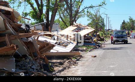 Tempête violente Tornado - Joplin, Missouri. , 23 juin 2011 les pieux de débris résidentiels sont assis dans l'droit de passage en attente de collecte pendant l'enlèvement accéléré des débris. La ville a été frappée par une tornade de EF5 sur 22 mai 2011. La FEMA est à Joplin pour aider les survivants de catastrophes. Suzanne Everson/FEMA. Missouri : tempêtes, tornades et inondations graves. Photographies relatives aux programmes, aux activités et aux fonctionnaires de gestion des catastrophes et des situations d'urgence Banque D'Images