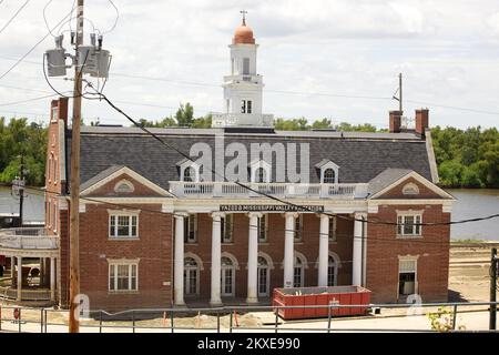 Inondations - Vicksburg, Mils , 23 juin 2011 la gare de Yazoo en cours de rénovation après que l'eau d'inondation a reculé, montre les filigranes sur les colonnes blanches et la brique. La FEMA évalue les maisons et les biens pendant des semaines après que l'eau a reculé. Photo: Chris Ragazzo/FEMA. Inondations au Mississippi. Photographies relatives aux programmes, aux activités et aux fonctionnaires de gestion des catastrophes et des situations d'urgence Banque D'Images