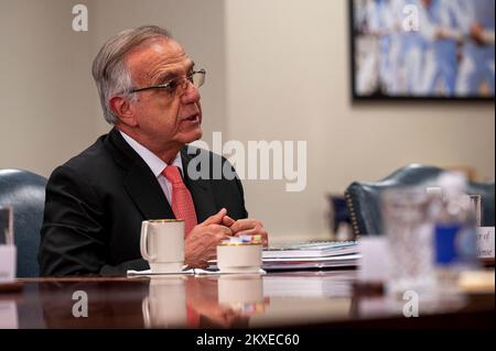 Arlington, États-Unis d'Amérique. 29th novembre 2022. Arlington, États-Unis d'Amérique. 29 novembre 2022. Le ministre colombien de la Défense, Ivan Velasquez, lors d'une rencontre en face à face organisée par les États-Unis Le secrétaire à la Défense, Lloyd J. Austin III, au Pentagone, à 29 novembre 2022, à Arlington, en Virginie. Crédit : MC2 Alexander Kubitza/DOD/Alay Live News Banque D'Images