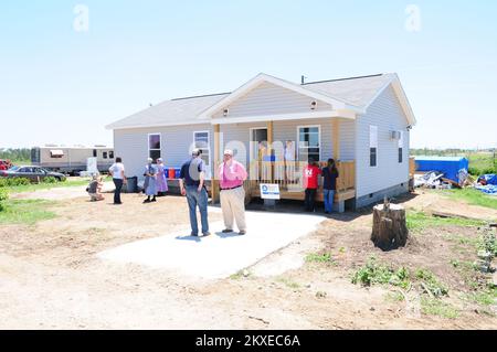 Tornado - Phil Campbell, Ala , Les volontaires mennonites de 30 juin 2011 présentent Rickey Hughes et sa famille avec une maison nouvellement construite après les tornades d'avril 2011. La famille Hughes a perdu sa maison dans les tornades et les violentes tempêtes qui ont frappé l'Alabama. Photographie de Wendell Davis/FEMA. Alabama : fortes tempêtes, tornades, vents en ligne droite et inondations. Photographies relatives aux programmes, aux activités et aux fonctionnaires de gestion des catastrophes et des situations d'urgence Banque D'Images