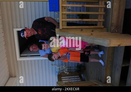 Tornado - Phil Campbell, Ala , Les volontaires mennonites de 30 juin 2011 présentent Rickey Hughes et sa famille avec une maison nouvellement construite après les tornades d'avril 2011. La famille Hughes a perdu sa maison dans les tornades et les violentes tempêtes qui ont frappé l'Alabama. Photographie de Wendell Davis/FEMA. Alabama : fortes tempêtes, tornades, vents en ligne droite et inondations. Photographies relatives aux programmes, aux activités et aux fonctionnaires de gestion des catastrophes et des situations d'urgence Banque D'Images