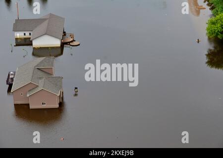 Inondations - Minot, N. D. , 6 juillet 2011 vue aérienne des logements à Minot, Dakota du Nord. La FEMA soutient l'équipe de gestion des urgences en fournissant une aide en cas de catastrophe aux personnes touchées par les inondations. Inondations dans le Dakota du Nord. Photographies relatives aux programmes, aux activités et aux fonctionnaires de gestion des catastrophes et des situations d'urgence Banque D'Images