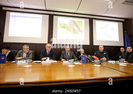 (G-D) Directeur de l'Institut croate de médecine d'urgence Maja Grba Bujevic, Directeur de l'Institut croate de santé publique Krunoslav Capak, Ministre de l'intérieur de Croatie Davor Bozinovic, Ministre de la Santé Vili Beros, Directeur de l'Hôpital universitaire pour les maladies infectieuses 'dr. Fran Mihaljevic' Alemka Markotic et Directeur général de la police Nikola Milina lors de la conférence de presse de la protection civile nationale sur la prévention et la protection des coronavirus en Croatie, à Zagreb (Croatie), sur le 26 février 2020. Troisième cas de coronavirus confirmé en Croatie. Photo: Goran Stanzl Banque D'Images