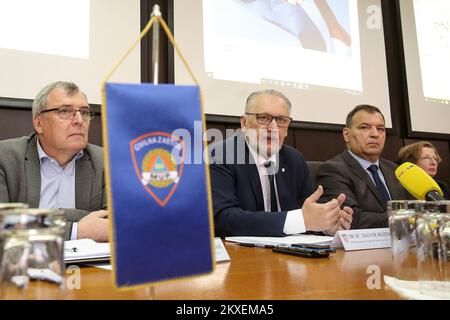 (G-D) Directeur de l'Institut croate de santé publique Krunoslav Capak, Ministre de l'intérieur de Croatie Davor Bozinovic et Ministre de la santé Vili Beros lors de la conférence de presse de la protection civile nationale sur la prévention et la protection des coronavirus en Croatie, à Zagreb, en Croatie, sur le 26 février 2020. Troisième cas de coronavirus confirmé en Croatie. Photo: Goran Stanzl/PIXSELL Banque D'Images