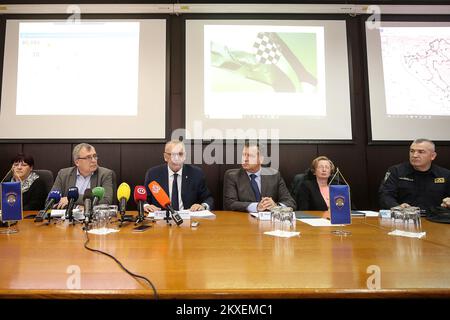 (G-D) Directeur de l'Institut croate de médecine d'urgence Maja Grba Bujevic, Directeur de l'Institut croate de santé publique Krunoslav Capak, Ministre de l'intérieur de Croatie Davor Bozinovic, Ministre de la Santé Vili Beros, Directeur de l'Hôpital universitaire pour les maladies infectieuses 'dr. Fran Mihaljevic' Alemka Markotic et Directeur général de la police Nikola Milina lors de la conférence de presse de la protection civile nationale sur la prévention et la protection des coronavirus en Croatie, à Zagreb (Croatie), sur le 26 février 2020. Troisième cas de coronavirus confirmé en Croatie. Photo: Goran Stanzl Banque D'Images