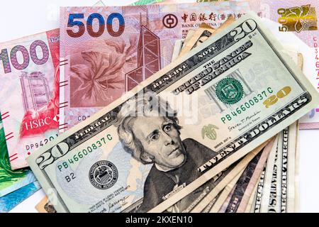 Un gros plan des billets en dollars américains et des billets de banque en dollars de Hong Kong qui sont liés au dollar américain. Banque D'Images