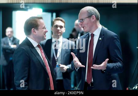 Commissaire européen chargé de la politique européenne de voisinage et de la négociation de l'élargissement Oliver Varhelyi, ministre irlandais des affaires étrangères Simon Coveney, lors de la réunion informelle des ministres des affaires étrangères de l'UE (Gymnich) et du Conseil des affaires étrangères à la bibliothèque nationale et universitaire, à Zagreb (Croatie), sur le 6 mars 2020. Photo: Sanjin Strukic/PIXSELL/EU2020HR Banque D'Images