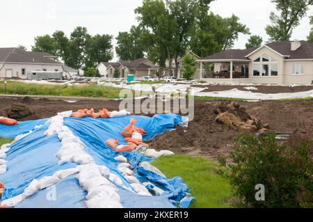 011070811 les maisons de Mandan ND sont préparées en cas d'inondation. Inondations dans le Dakota du Nord. Photographies relatives aux programmes, aux activités et aux fonctionnaires de gestion des catastrophes et des situations d'urgence Banque D'Images