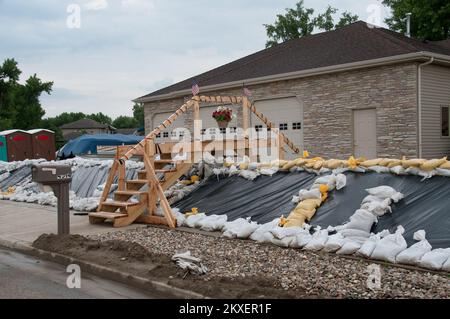 011070811 les maisons de Mandan ND sont préparées en cas d'inondation. Inondations dans le Dakota du Nord. Photographies relatives aux programmes, aux activités et aux fonctionnaires de gestion des catastrophes et des situations d'urgence Banque D'Images