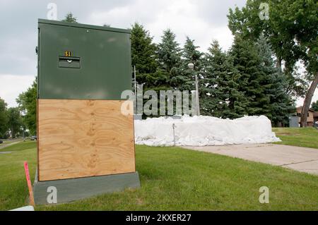 011070811 les maisons de Mandan ND sont préparées en cas d'inondation. Virginie-Occidentale : tempêtes, inondations, glissements de terrain et glissements de terrain. Photographies relatives aux programmes, aux activités et aux fonctionnaires de gestion des catastrophes et des situations d'urgence Banque D'Images