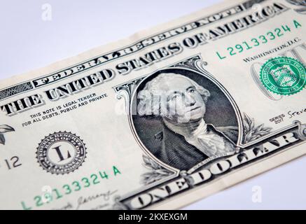 Gros plan d'un billet d'un dollar américain isolé sur fond blanc. Banque D'Images