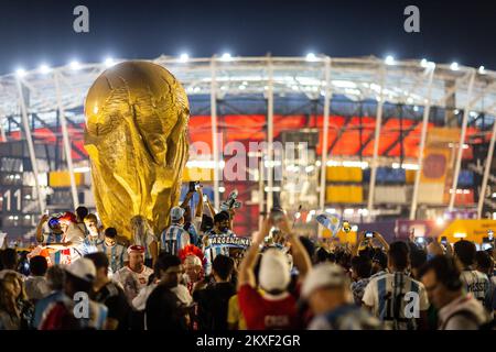 Doha, Qatar. 30th novembre 2022. Fans devant le Stade 974 Pologne - Argentine Polen - coupe du monde Argentine 2022 au Qatar 30.11.2022 crédit: Moritz Muller/Alay Live News Banque D'Images